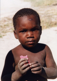 Dieser Junge aus Botswana hat noch Kekse zu essen, aber vielleicht benötigt er einmal unsere Hilfe.