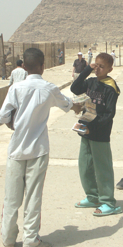 Kinder als Verkäufer von Ansichtskarten. Die Touristen gehen achtlos an dieser Kinderarbeit in Ägypten vorbei.
