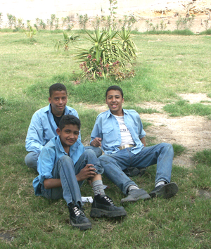Diese Schulkinder aus Kairo sitzen nach dem Unterricht im Schatten der Bäume, das sollten alle Kinder können.