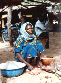 Arme Frau auf einem Markt in Burkina Faso